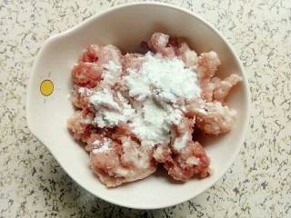 5、河粉包肉之卷河粉,肉末中加入一勺玉米淀粉