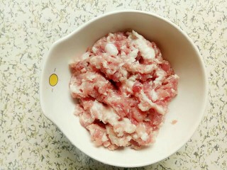 6、河粉包肉之卷河粉,玉米淀粉和肉末搅拌均匀