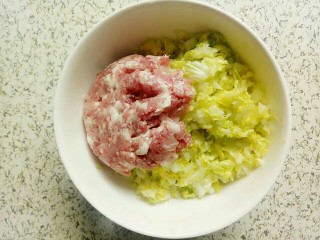 7、河粉包肉之卷河粉,掉好水的白菜装碗加入肉末