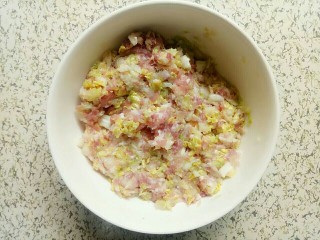 8、河粉包肉之卷河粉,肉末和白菜搅拌均匀