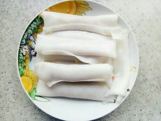 12、河粉包肉之卷河粉,全部卷好装盘子