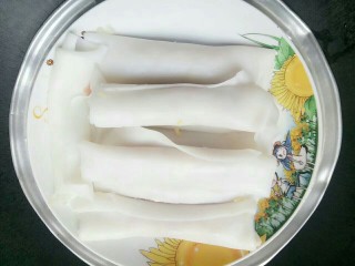 13、河粉包肉之卷河粉,锅里水开放入卷河粉蒸二十分钟