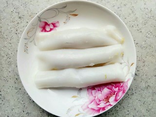 14、河粉包肉之卷河粉,蒸熟的卷河粉装三条在盘子里