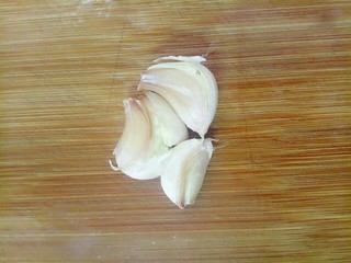 15、河粉包肉之卷河粉,蒜头用刀拍扁