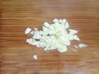 16、河粉包肉之卷河粉,拍扁的蒜头容易去皮然后切末