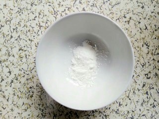 18、河粉包肉之卷河粉,碗里装入一勺玉米淀粉