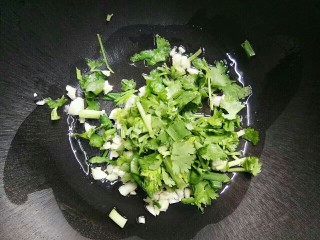 20、河粉包肉之卷河粉,锅里放一点油，油热后放入蒜蓉葱香菜煎