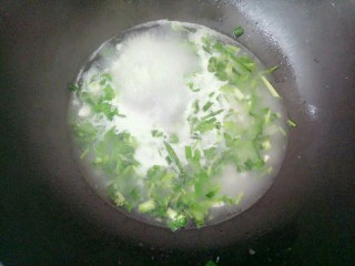 21、河粉包肉之卷河粉,蒜蓉香菜葱煎一下后加入玉米淀粉水煮开