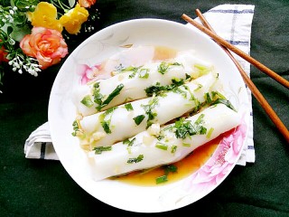 23、河粉包肉之卷河粉,淋上卤汁在卷河粉上面，开始享受美味咯