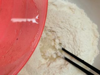 3、冰花锅贴,水要一点一点加进去。