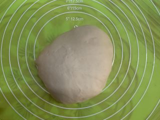 8、冰花锅贴,醒发好的面团揉搓排气下。