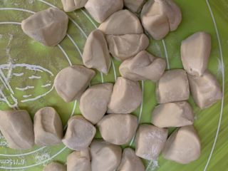 9、冰花锅贴,揉成长条切等量小剂子。