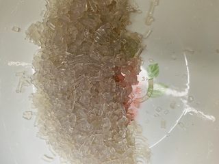 12、冰花锅贴,粉丝控水切碎。