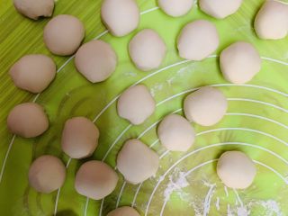 10、冰花锅贴,每个再揉圆。