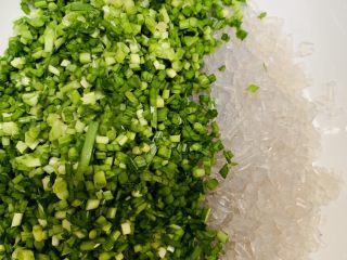 13、冰花锅贴,韭菜切碎放入锅里和粉丝一起。