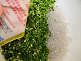 14、冰花锅贴,加入五香粉。