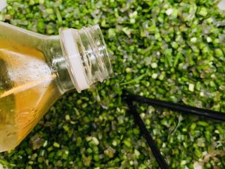 17、冰花锅贴,食用油最后加，避免韭菜出水。