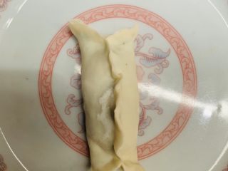 19、冰花锅贴,对折封口两边口子不封也行，我可怕漏了，所以我要封。