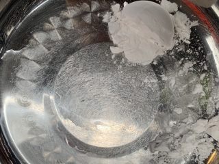 20、冰花锅贴,另外碗里倒入淀粉。