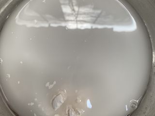 21、冰花锅贴,倒入勾芡的水量。