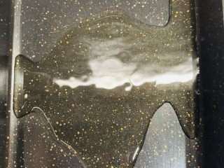 23、冰花锅贴,不粘锅中洗净倒入食用油。