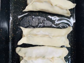 24、冰花锅贴,开小火放入生胚。