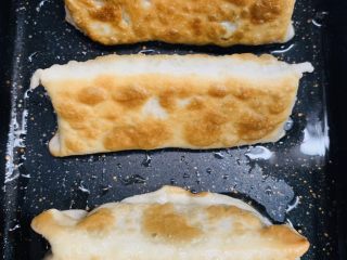 25、冰花锅贴,煎到底部金黄，喜欢脆的我面面都煎得金黄才放手。