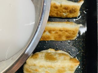 26、冰花锅贴,倒入淀粉水前搅拌一下。