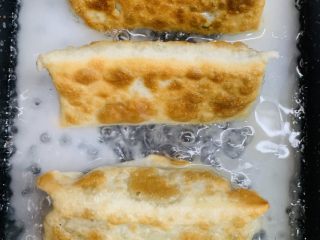 27、冰花锅贴,中火煮到冒泡。