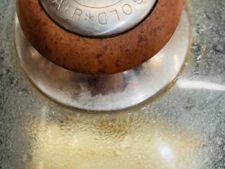 28、冰花锅贴,转小火盖盖子焖5分钟。