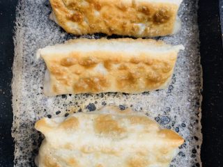 29、冰花锅贴,看到淀粉水干了就可以关火了。