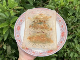 30、冰花锅贴,盆子接住倒扣过来就可以啦！脆，好吃！