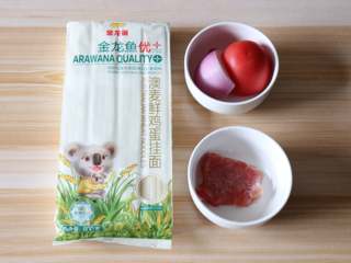 1、番茄肉酱拌面,准备好食材;