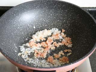 5、番茄肉酱拌面,将腌制好的肉糜倒进去翻炒至变色；