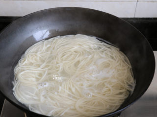 9、番茄肉酱拌面,另起一锅放入适量水和盐煮面，期间加入3次冷水，这样煮出的面条会更加劲道；