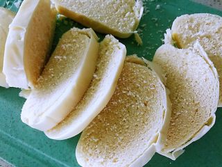 1、蒜香馒头片,家中的馒头拿出来切成薄厚一样的片儿，无论是白面的还是各种粗杂粮的，只要是馒头都可以。其实这个方法也适合面包加热添味。