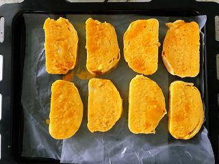 4、蒜香馒头片,馒头片夹出来放在烤盘中，挨个挨个把所有的馒头片儿都粘上蛋，一样都放入烤盘里。