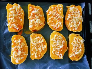 5、蒜香馒头片,放蒜蓉。