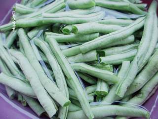 5、五花肉豆角焖面,豆角去头去脚去筋,掰成长段