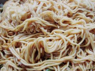 9、五花肉豆角焖面,中途可以用筷子扒开锅底的小口,看一下菜汁是否收干。如果汤汁收干而面不太熟,就兑加少量热水至汁差不多干了,面也熟了的程度。 切记:中途不要翻动面条。在面条熟之前翻动就会使面条糊化成一坨了。焖好后,再用筷子把面条扒拉散开,使面与菜混合好