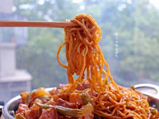 10、五花肉豆角焖面,面条劲道,肉片的香味裹匀在每一根面上,配上生蒜都一样过瘾哦!