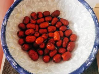 2、南瓜蒸糕,红枣清洗干净备用