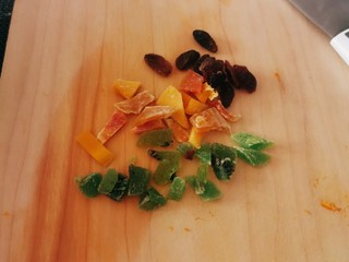 3、南瓜蒸糕,水果干切小块