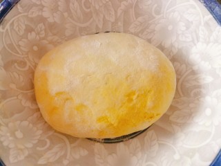 9、南瓜蒸糕,和成软硬适中的面团 