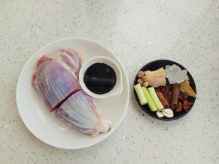 1、五香卤牛肉,先准备好材料