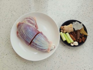 3、五香卤牛肉,牛腱子肉洗干净，撕掉外面一层皮