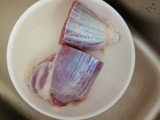 4、五香卤牛肉,用冷水泡1小时，去除血水