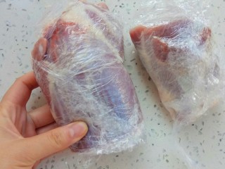 5、五香卤牛肉,用保鲜膜包起来