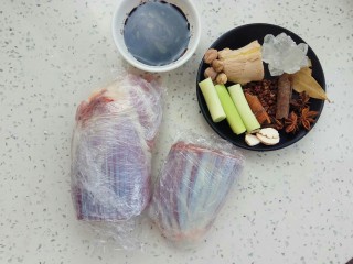 6、五香卤牛肉,放入冰箱冷藏1小时，这样煮好的肉再切不会散掉，这是卖牛肉的告诉我的