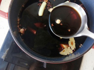 7、五香卤牛肉,将所有调料倒入锅中，再倒入三碗水